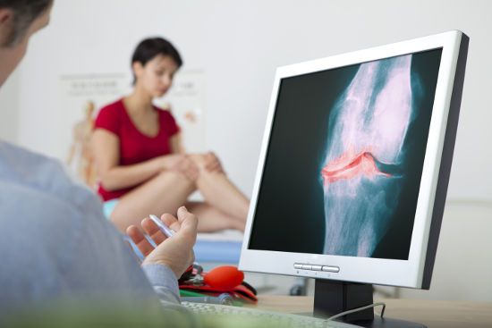 Снимок коленного сустава на компьютере