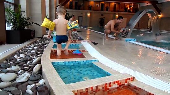 Мальчик в бассейне