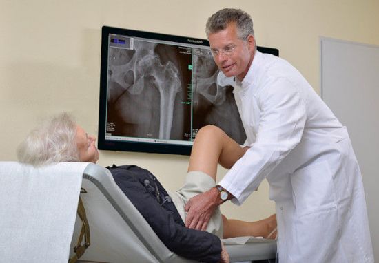 Проверка тазобедренных суставов врачом