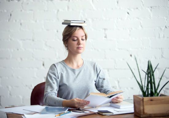 Девушка с книгой на голове